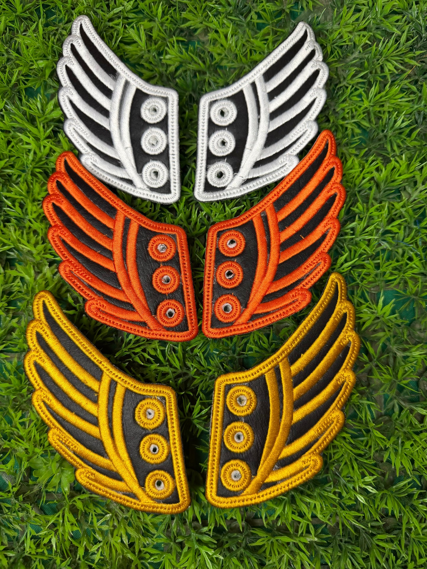 Alas de Hermes bordadas